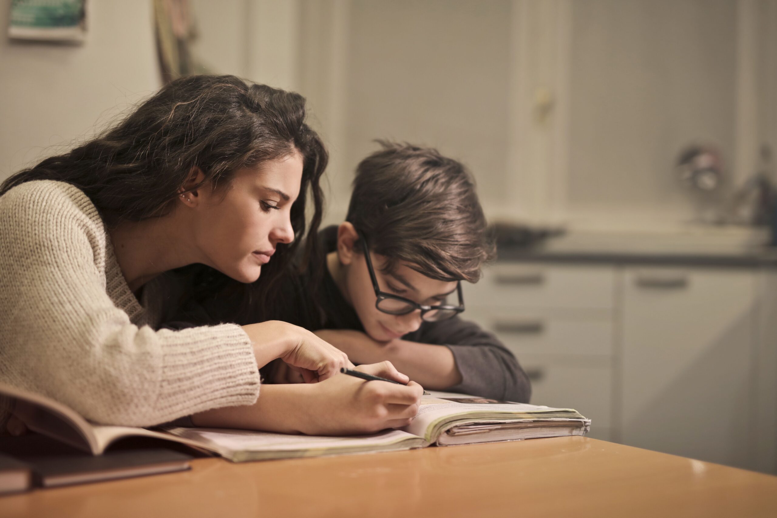 Maman aidant son fils à faire ses devoirs
